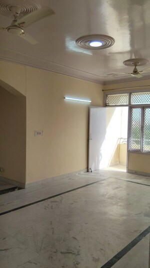 Room in 3.5 BHK Apartment at Sector 50 – for Rent