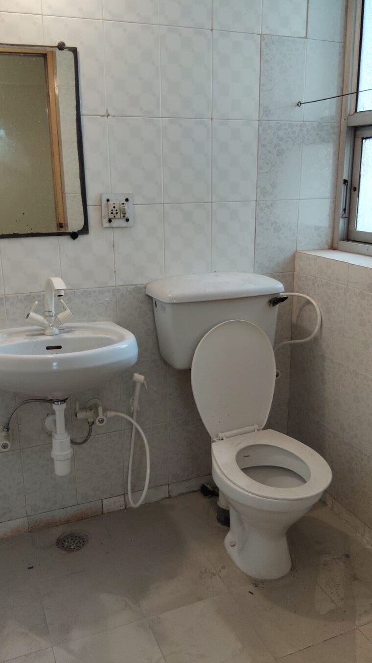 Bathroom, sector 50 3.5 Bedroom 1800 Sq.Ft. Apartment In Sector 50 Noida 10390387