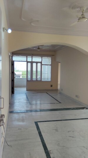 Room in 3.5 BHK Apartment at Sector 50 – for Rent