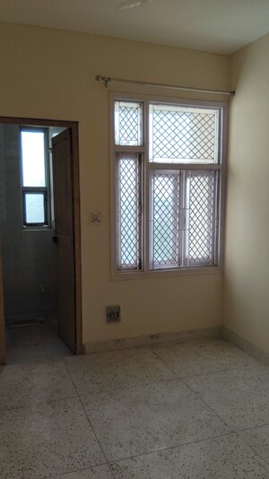 Room in 3.5 BHK Apartment at Sector 50 – for Rent