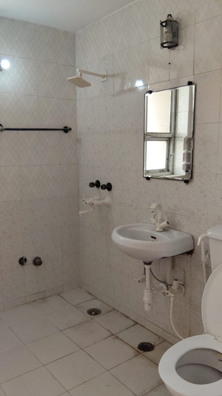 Bathroom, sector 50 3.5 Bedroom 1800 Sq.Ft. Apartment In Sector 50 Noida 10390387