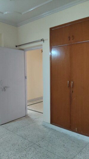 Room in 3.5 BHK Apartment at Sector 50 – for Rent