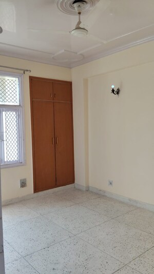 Room in 3.5 BHK Apartment at Sector 50 – for Rent
