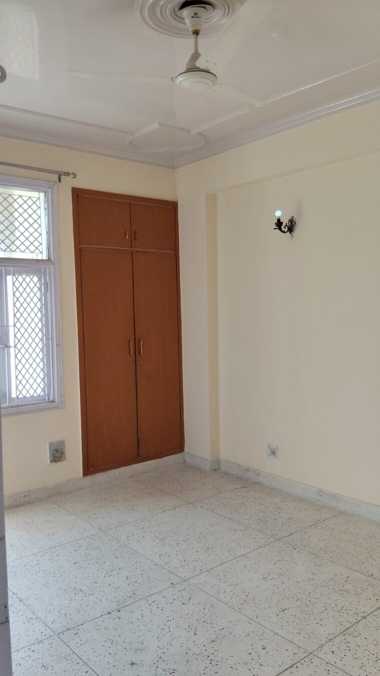 Room, sector 50 3.5 Bedroom 1800 Sq.Ft. Apartment In Sector 50 Noida 10390387