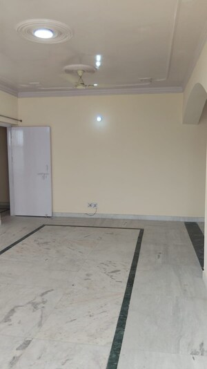 Room in 3.5 BHK Apartment at Sector 50 – for Rent