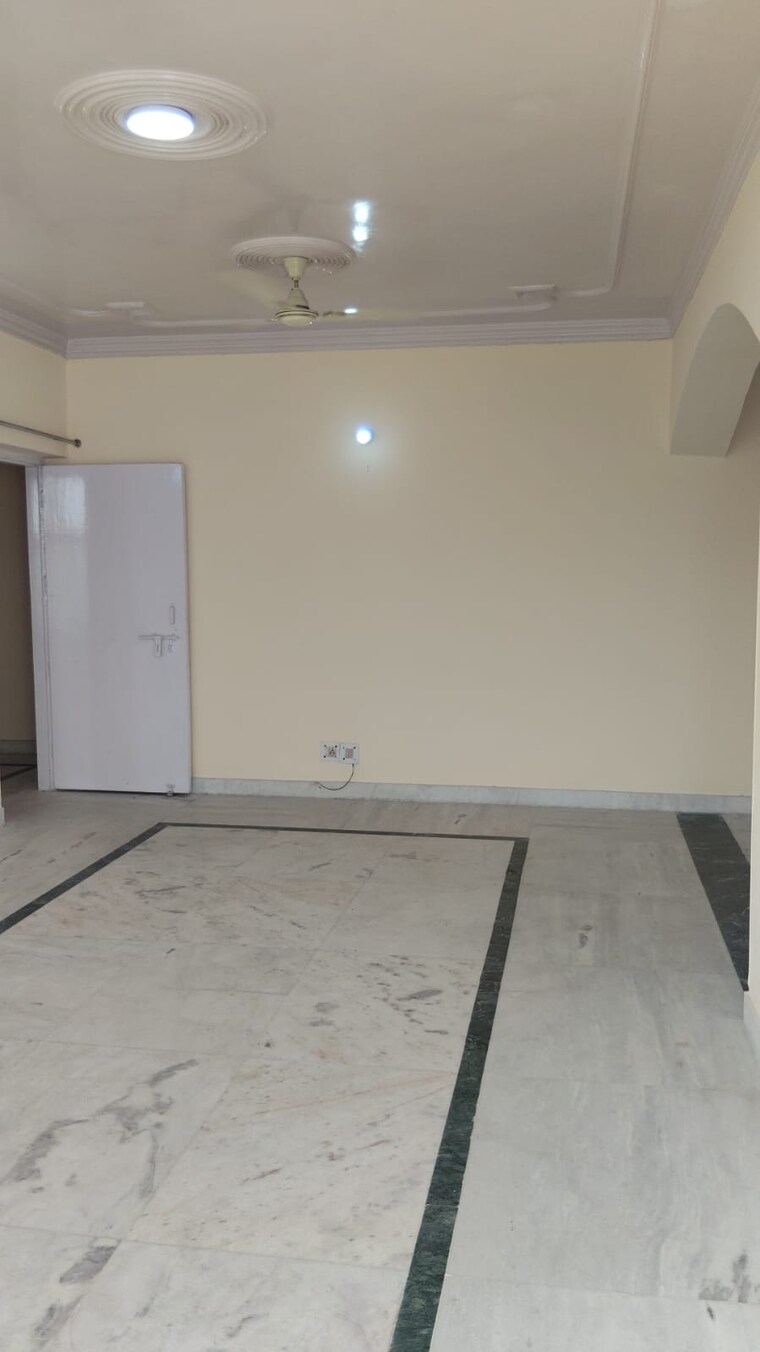 Room, sector 50 3.5 Bedroom 1800 Sq.Ft. Apartment In Sector 50 Noida 10390387