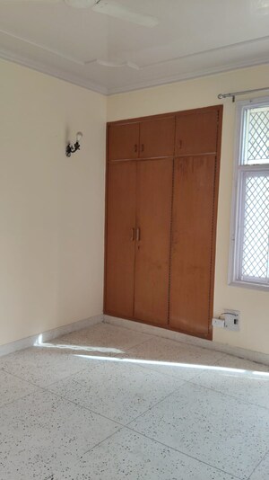 Room in 3.5 BHK Apartment at Sector 50 – for Rent