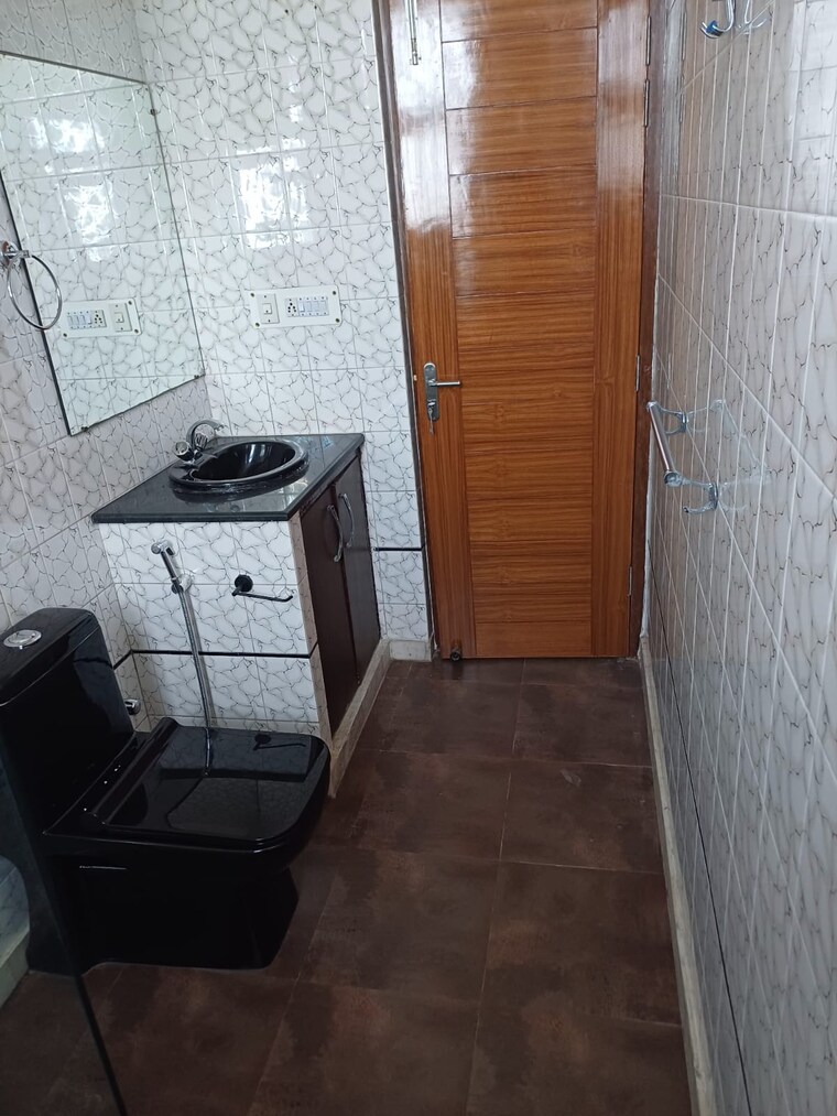 Bathroom, jor bagh 2 Bedroom 126 Sq.Yd. Builder Floor In Jor Bagh Delhi 10390399