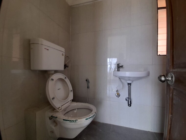 Bathroom, siddharth-nagar-chs-goregaon 2.5 Bedroom 750 Sq.Ft. Apartment In Goregaon West Mumbai 10390440