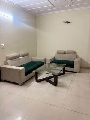 Living Room in 2 BHK Builder Floor at Sector 40 – for Rent