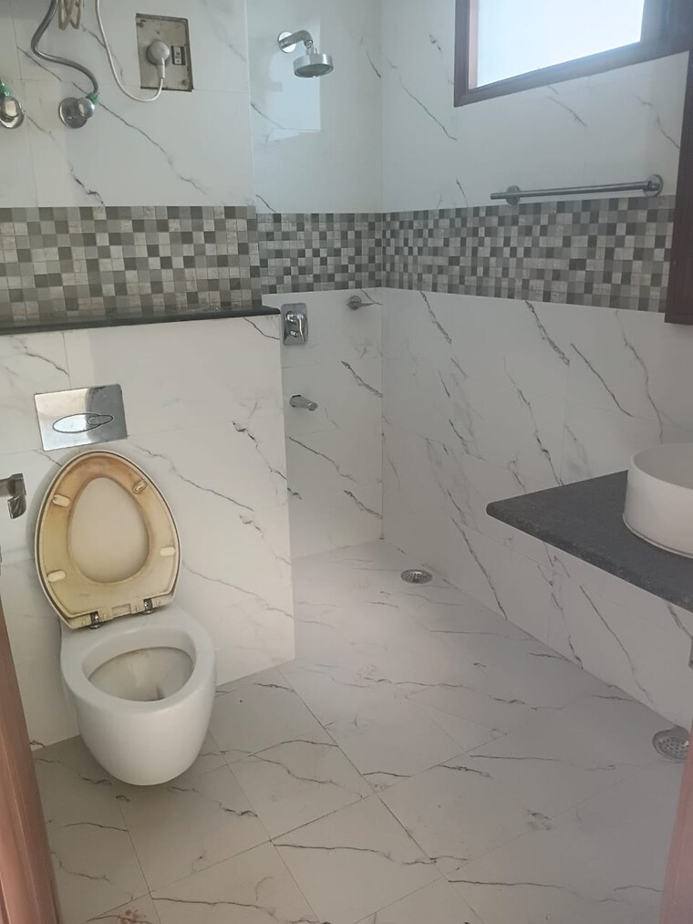Bathroom, safdarjung enclave 3 Bedroom 150 Sq.Yd. Builder Floor In Safdarjung Enclave Delhi 10392595