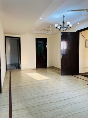 Room in 3 BHK Builder Floor at South Extension ii – for Rent