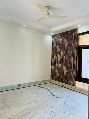 Room in 3 BHK Builder Floor at South Extension ii – for Rent