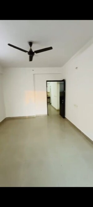 Room in 2.5 BHK Apartment at Panchsheel Greens II, Sector 16 Greater Noida – for Sale
