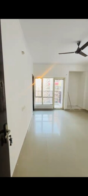 Room in 2.5 BHK Apartment at Panchsheel Greens II, Sector 16 Greater Noida – for Sale