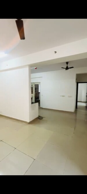 Room in 2.5 BHK Apartment at Panchsheel Greens II, Sector 16 Greater Noida – for Sale