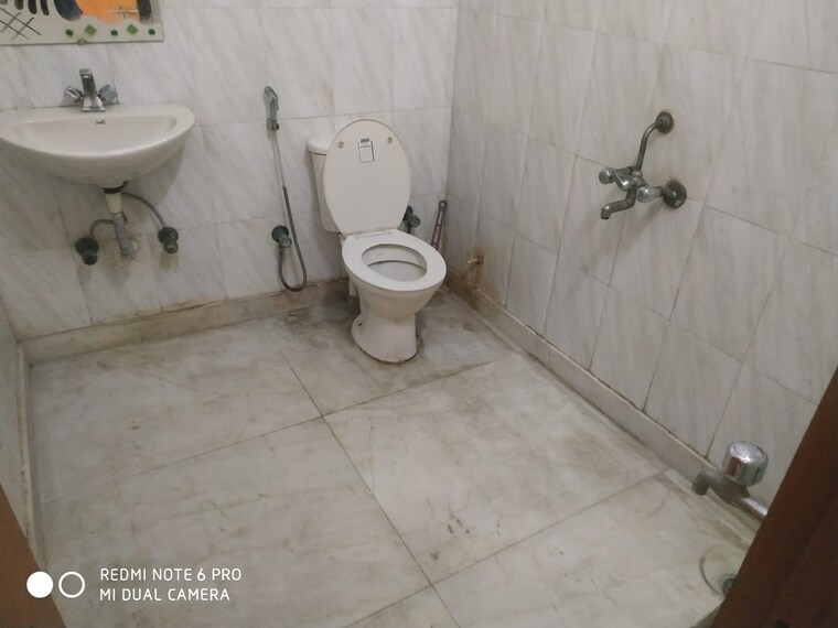Bathroom, safdarjung enclave 3 Bedroom 200 Sq.Yd. Builder Floor In Safdarjung Enclave Delhi 10392626
