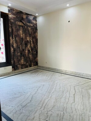 Room in 3 BHK Builder Floor at South Extension ii – for Rent