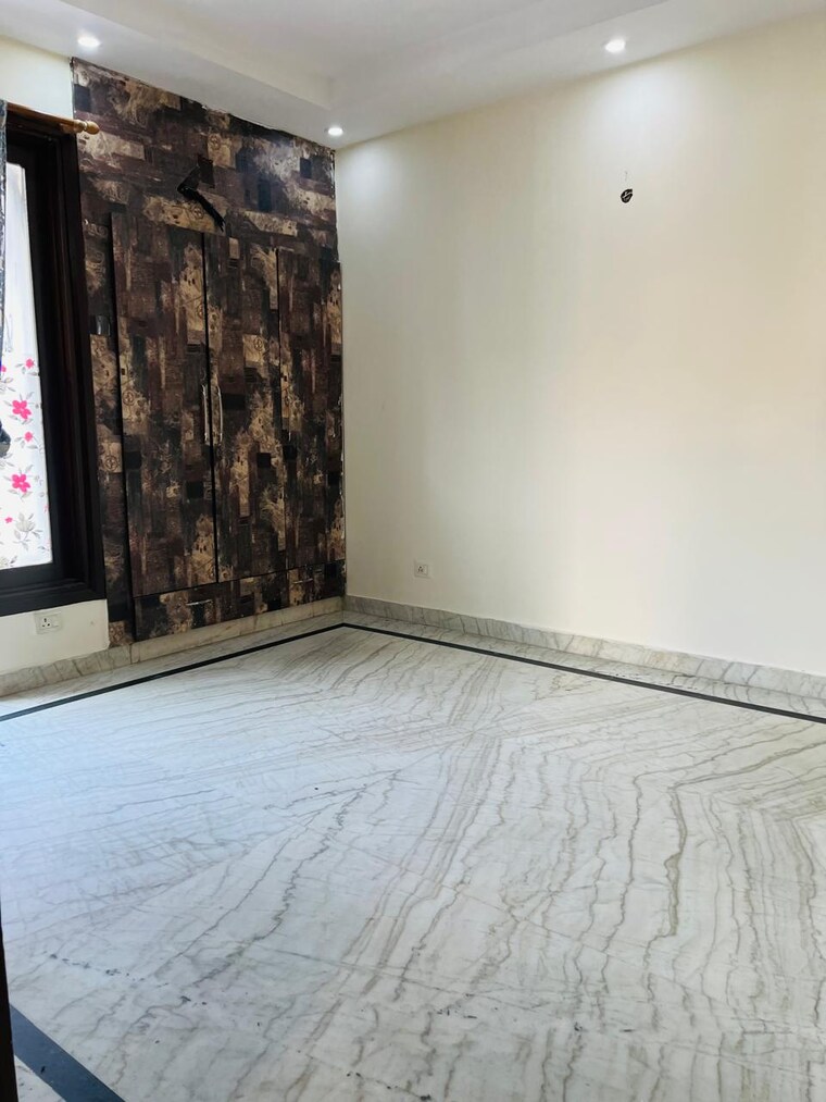 Room, south extension ii 3 Bedroom 1800 Sq.Ft. Builder Floor In South Extension ii Delhi 10392634