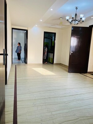 Room in 3 BHK Builder Floor at South Extension ii – for Rent