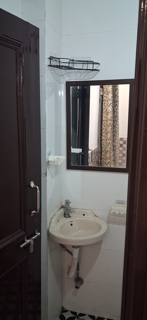Furnished Amenities in 3 BHK Builder Floor at Sushant Lok Iii – for Rent