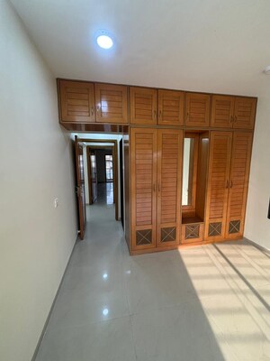 Room in 3 BHK Apartment at Dheeraj Devika, Bandra West – for Rent