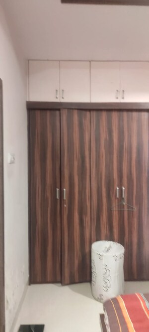 Furnished Amenities in 2 BHK Apartment at K Raheja Heights, Malad East – for Rent