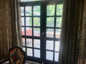 Room in 4 BHK Apartment at Dlf Phase iv – for Rent