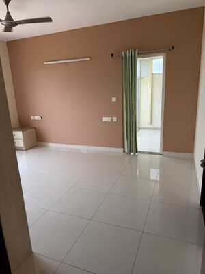 Room in 2 BHK Apartment at Puravankara Palm Beach, Hennur – for Rent