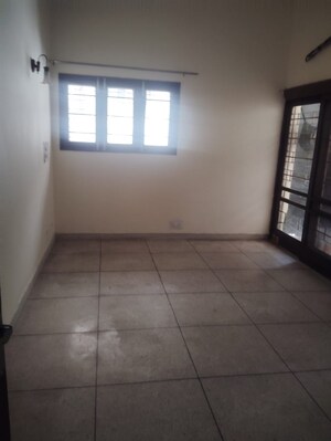 Room in 3.5 BHK Independent House at Safdarjung Enclave – for Rent