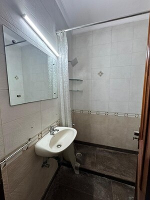 Bathroom in 1 BHK Builder Floor at Sector 57 – for Rent
