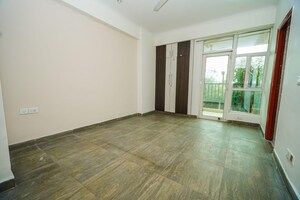 Room in 2.5 BHK Apartment at AIG Park Avenue, Sector 4 Greater Noida – for Sale