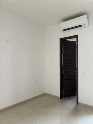 Room in 2.5 BHK Apartment at Smart World Orchard, Sector 61 – for Rent