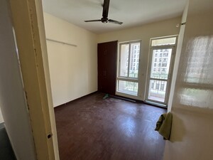 Room in 3 BHK Apartment at Jaypee Green Wish town Klassic, Sector 134 – for Rent