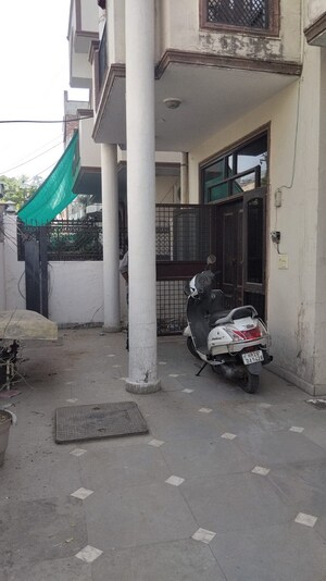 Parking in 3 BHK Builder Floor at Ansal Plaza Gurgaon, Palam Vihar – for Rent