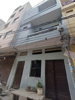 4 BHK + Servant Room Independent House For Sale in Molarband Extension