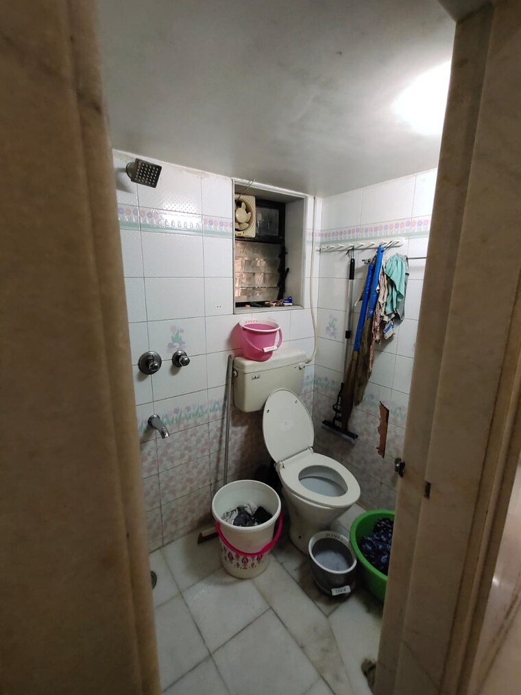 Bathroom, span-landmark 2.5 Bedroom 900 Sq.Ft. Apartment In Andheri East Mumbai 10404424
