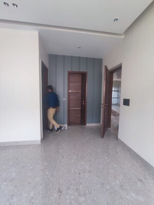 Room in 5 BHK Villa at Unitech The Villas, Sector 33 – for Sale