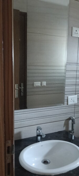 Room in 2.5 BHK Apartment at The Center Court Prime, Sector 88a – for Rent