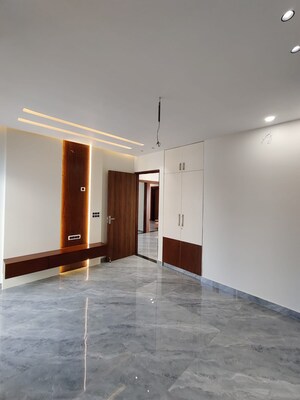 Room in 3 BHK Builder Floor at Laxman Chowk – for Sale