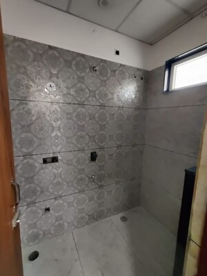 Furnished Amenities in 3 BHK Builder Floor at Laxman Chowk – for Sale