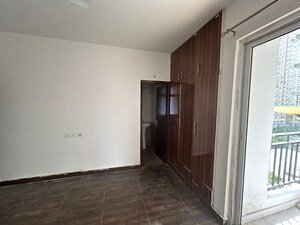 Room in 2 BHK Apartment at Nirala Estate, Tech Zone 4 Greater Noida – for Rent