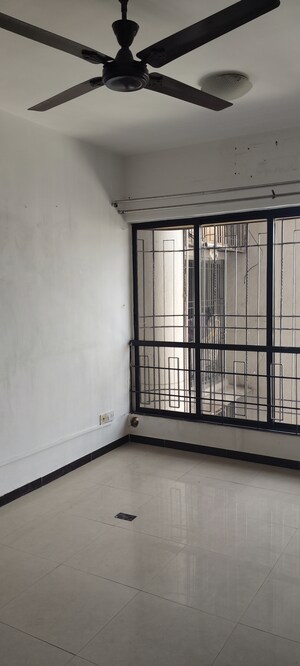 Room in 4 BHK Apartment at Montreal Tower, Andheri West – for Sale