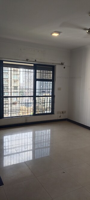 Room in 4 BHK Apartment at Montreal Tower, Andheri West – for Sale