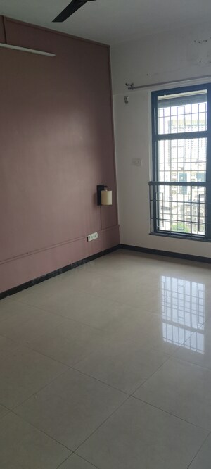 Room in 4 BHK Apartment at Montreal Tower, Andheri West – for Sale