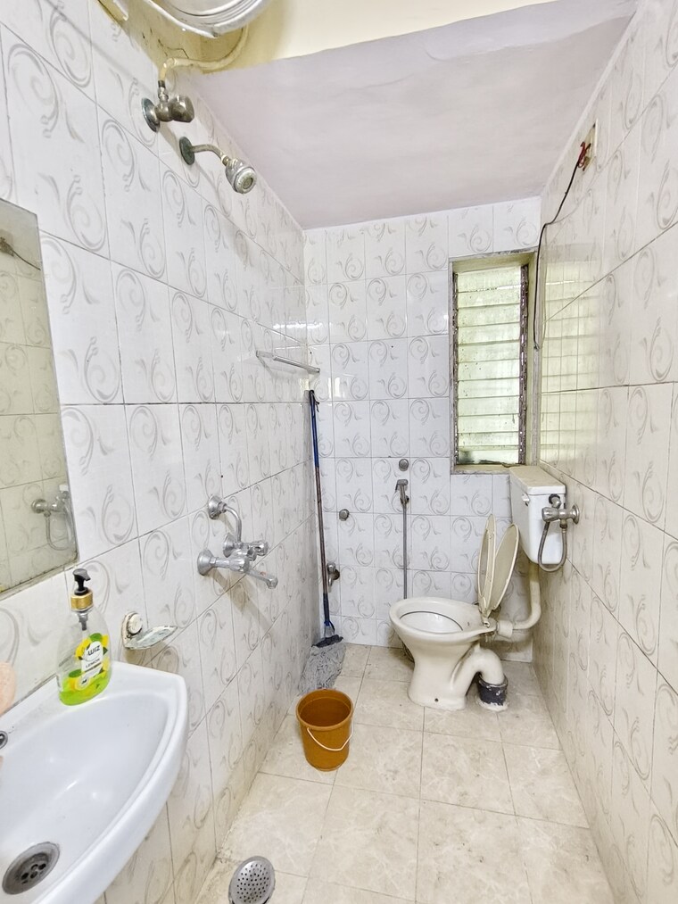 Bathroom, best-view 1 Bedroom 750 Sq.Ft. Apartment In Goregaon East Mumbai 10404738