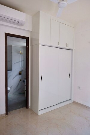 Room in 2.5 BHK Builder Floor at Smart World Orchard, Sector 61 – for Rent