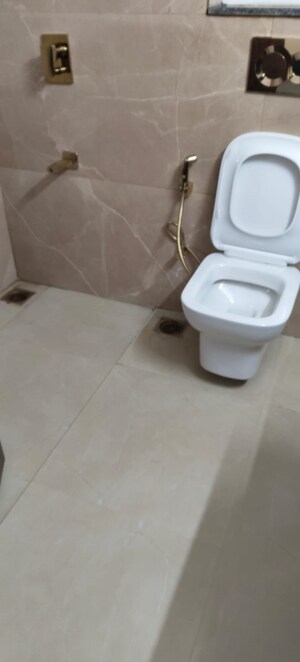 Bathroom in 2.5 BHK Builder Floor at Smart World Orchard, Sector 61 – for Rent