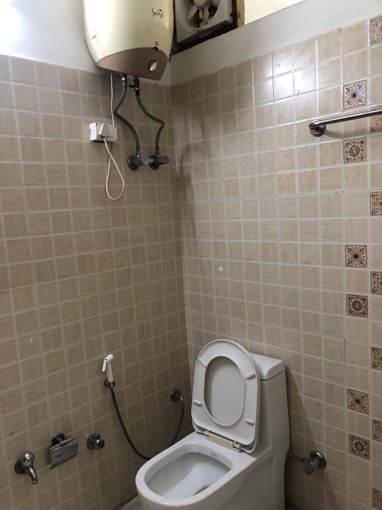 Bathroom, sector 15 3 Bedroom 180 Sq.Yd. Apartment In Sector 15 Gurgaon 10404786