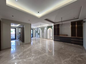 Parking in 3 BHK Builder Floor at South City 1 – for Sale